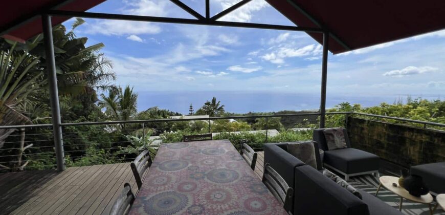 A vendre une belle villa d’architecte F6 avec dépendance F3 et piscine située aux Avirons à proximité du centre-ville