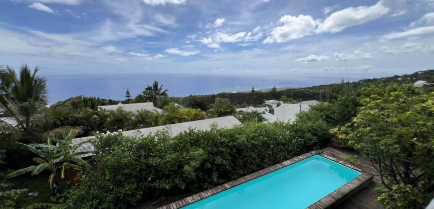 A vendre une belle villa d’architecte F6 avec dépendance F3 et piscine située aux Avirons à proximité du centre-ville
