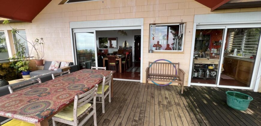 A vendre une belle villa d’architecte F6 avec dépendance F3 et piscine située aux Avirons à proximité du centre-ville