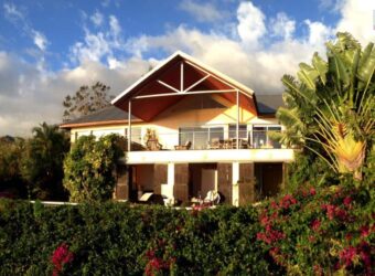A vendre une belle villa d’architecte F6 avec dépendance F3 et piscine située aux Avirons à proximité du centre-ville