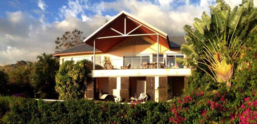 A vendre une belle villa d’architecte F6 avec dépendance F3 et piscine située aux Avirons à proximité du centre-ville