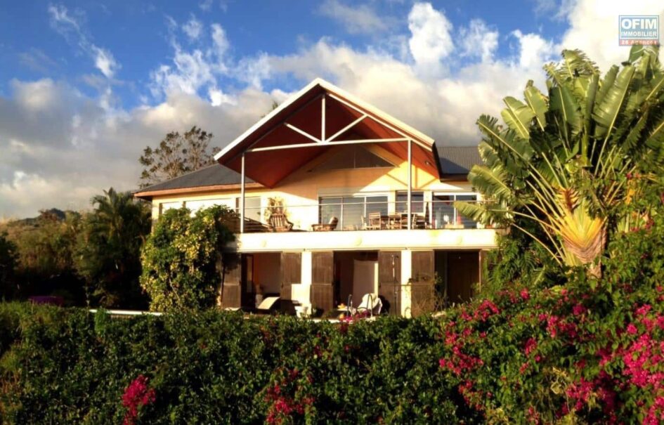 A vendre une belle villa d’architecte F6 avec dépendance F3 et piscine située aux Avirons à proximité du centre-ville