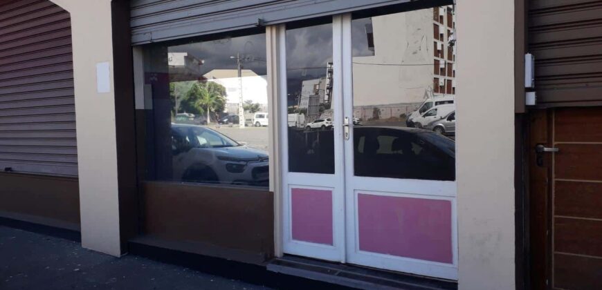 A louer local commercial avec parking au centre ville du Port