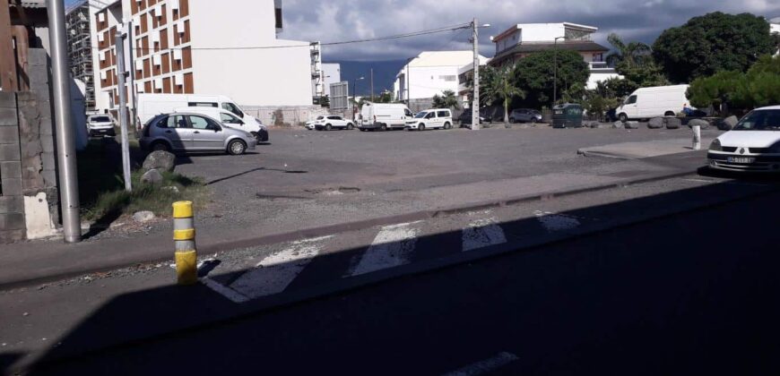 A louer local commercial avec parking au centre ville du Port
