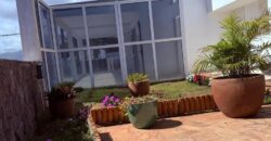 Vente d’une superbe villa familiale de 226 m² avec piscine offrant vue imprenable sur l’océan à la Montagne