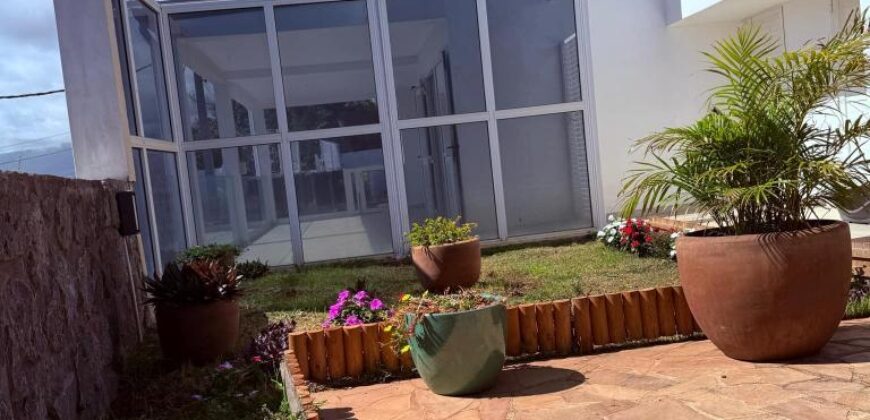 Vente d’une superbe villa familiale de 226 m² avec piscine offrant vue imprenable sur l’océan à la Montagne