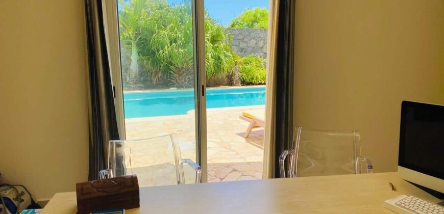 Vente d’une superbe villa familiale de 226 m² avec piscine offrant vue imprenable sur l’océan à la Montagne