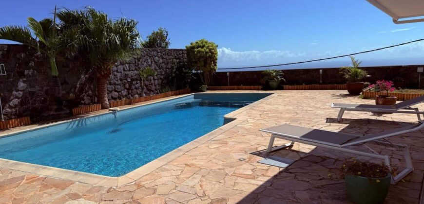 Vente d’une superbe villa familiale de 226 m² avec piscine offrant vue imprenable sur l’océan à la Montagne