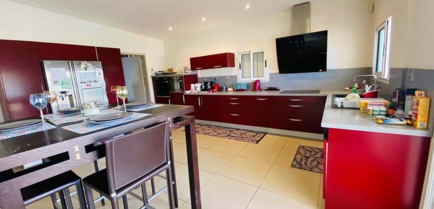 Vente d’une superbe villa familiale de 226 m² avec piscine offrant vue imprenable sur l’océan à la Montagne