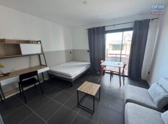 A louer studios neufs meublés et équipés situés en plein centre-ville du Tampon