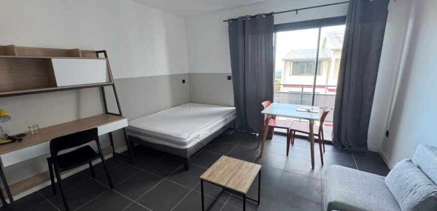 A louer studios neufs meublés et équipés situés en plein centre-ville du Tampon