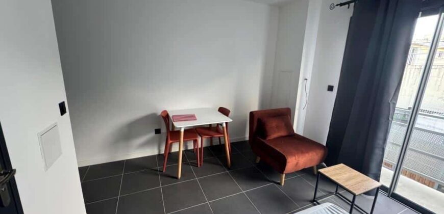 A louer studios neufs meublés et équipés situés en plein centre-ville du Tampon