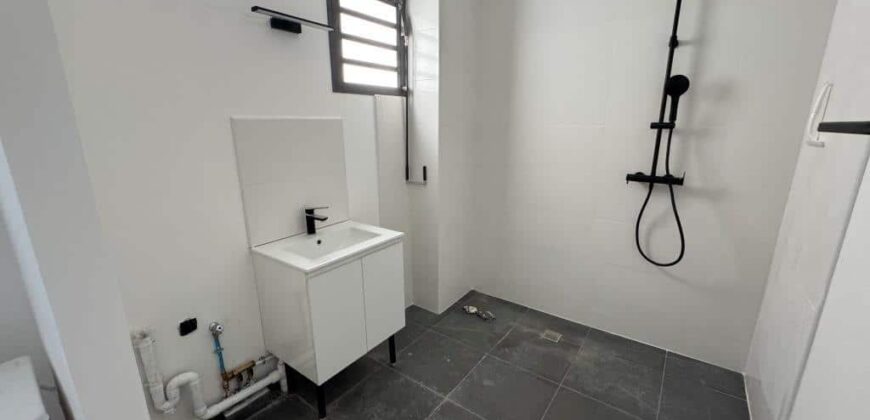 A louer studios neufs meublés et équipés situés en plein centre-ville du Tampon