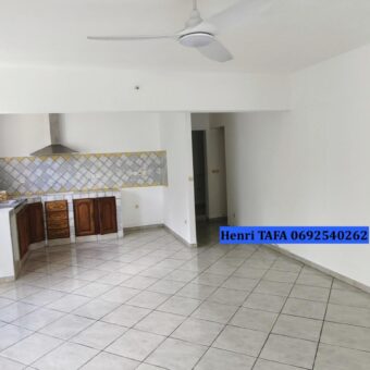En location un appartement T3 meublé de 67 m2 situé dans le quartier paisible de Bois Noir à Saint Joseph