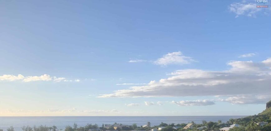 A louer un studio meublé de 27m2 offrant vue imprenable sur mer à Saint Gilles Les Bains