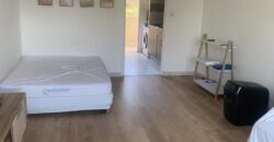 A louer un studio meublé de 27m2 offrant vue imprenable sur mer à Saint Gilles Les Bains