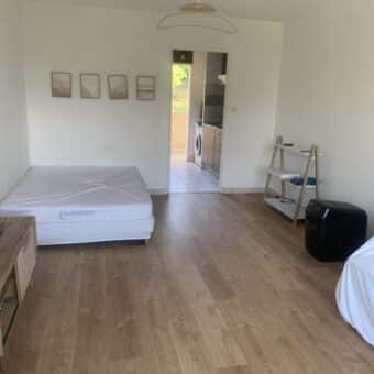 A louer un studio meublé de 27m2 offrant vue imprenable sur mer à Saint Gilles Les Bains
