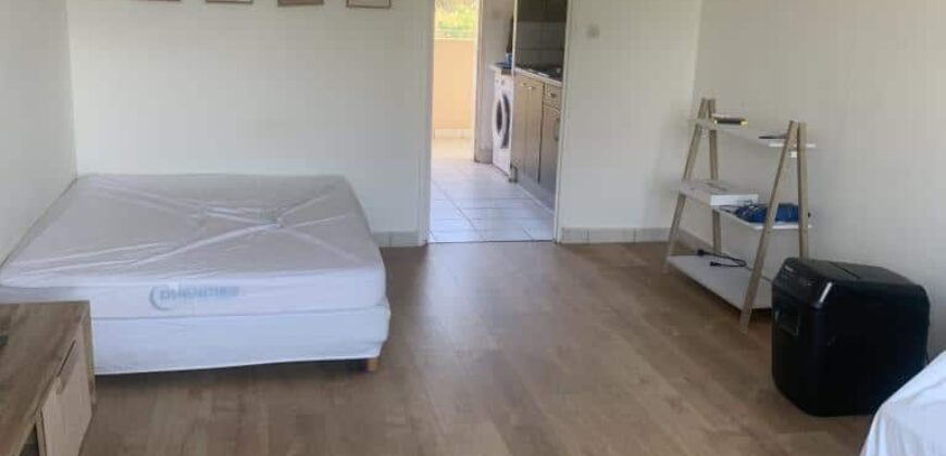 A louer un studio meublé de 27m2 offrant vue imprenable sur mer à Saint Gilles Les Bains