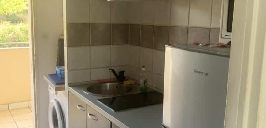 A louer un studio meublé de 27m2 offrant vue imprenable sur mer à Saint Gilles Les Bains
