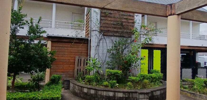 A louer un local professionnel ou commercial de 42 m² situé dans le secteur de Bernica à Saint-Gilles les Hauts
