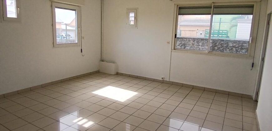 A louer un local professionnel ou commercial de 42 m² situé dans le secteur de Bernica à Saint-Gilles les Hauts