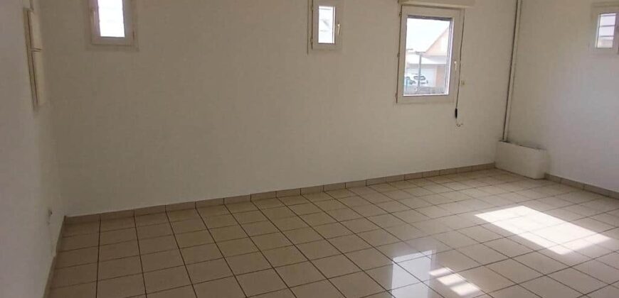 A louer un local professionnel ou commercial de 42 m² situé dans le secteur de Bernica à Saint-Gilles les Hauts