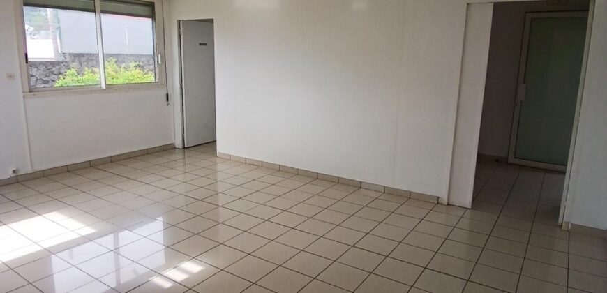 A louer un local professionnel ou commercial de 42 m² situé dans le secteur de Bernica à Saint-Gilles les Hauts