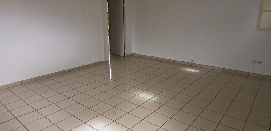 A louer un local professionnel ou commercial de 42 m² situé dans le secteur de Bernica à Saint-Gilles les Hauts