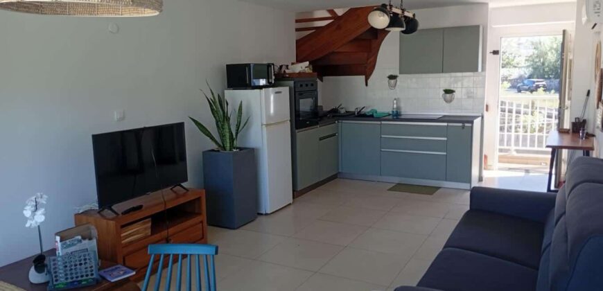 A louer un charmant appartement meublé de 47 m² situé dans une résidence avec piscine à proximité des plages de La Saline-les-Bains