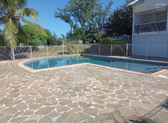A louer un charmant appartement meublé de 47 m² situé dans une résidence avec piscine à proximité des plages de La Saline-les-Bains