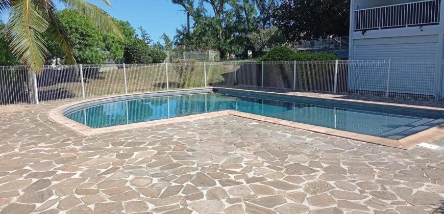A louer un charmant appartement meublé de 47 m² situé dans une résidence avec piscine à proximité des plages de La Saline-les-Bains