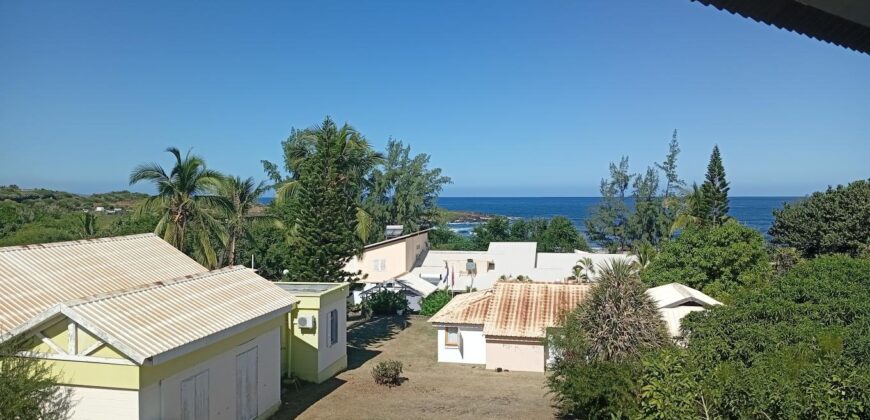 A louer un charmant appartement meublé de 47 m² situé dans une résidence avec piscine à proximité des plages de La Saline-les-Bains