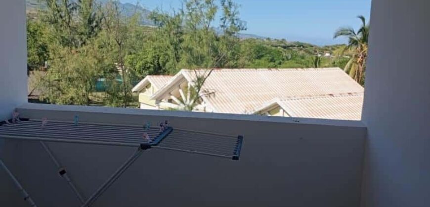 A louer un charmant appartement meublé de 47 m² situé dans une résidence avec piscine à proximité des plages de La Saline-les-Bains
