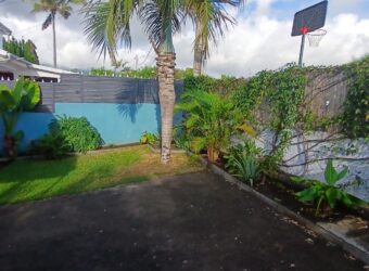 A louer une belle villa à étage de type F5 de 90 m² située à La Saline-les-Hauts.