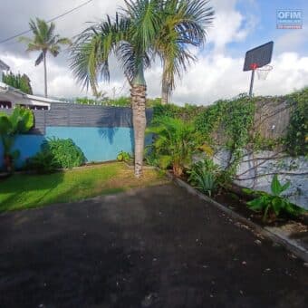 A louer une belle villa à étage de type F5 de 90 m² située à La Saline-les-Hauts.