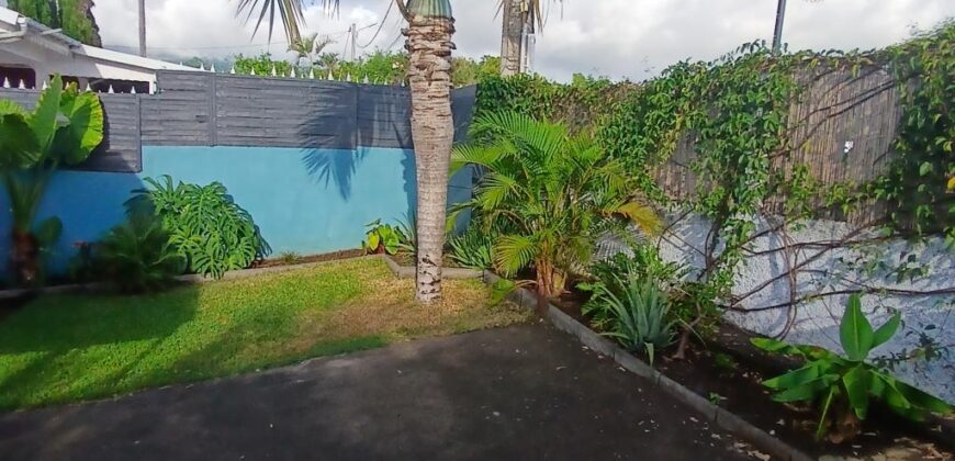 A louer une belle villa à étage de type F5 de 90 m² située à La Saline-les-Hauts.