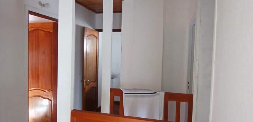 A louer une belle villa à étage de type F5 de 90 m² située à La Saline-les-Hauts.