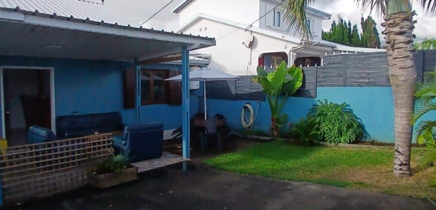 A louer une belle villa à étage de type F5 de 90 m² située à La Saline-les-Hauts.
