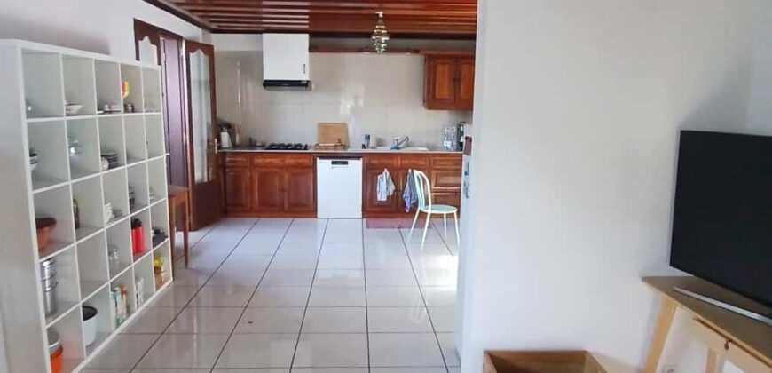 A louer une belle villa à étage de type F5 de 90 m² située à La Saline-les-Hauts.