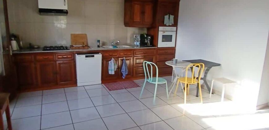 A louer une belle villa à étage de type F5 de 90 m² située à La Saline-les-Hauts.
