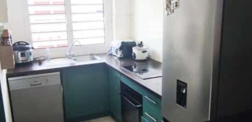 En vente un agréable appartement de type F2 situé dans une résidence calme et sécurisée à saint Joseph