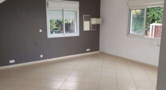 A louer un villa T3 en duplex avec jardin située dans un quartier paisible à Piton Saint Leu
