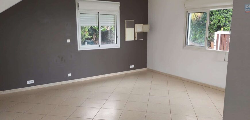 A louer un villa T3 en duplex avec jardin située dans un quartier paisible à Piton Saint Leu