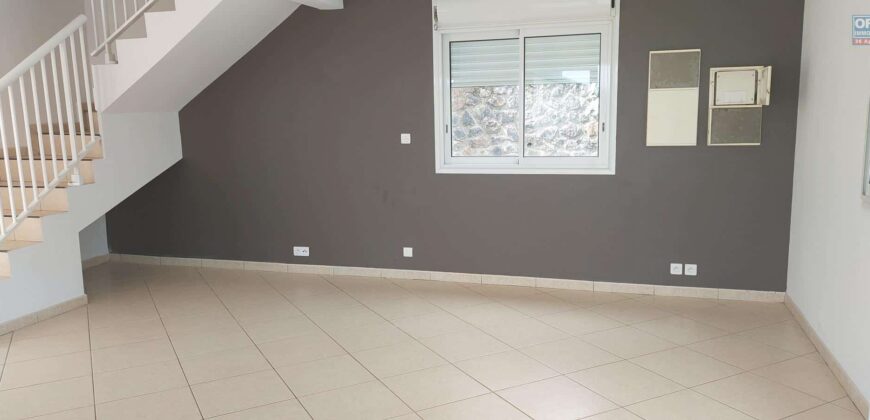 A louer un villa T3 en duplex avec jardin située dans un quartier paisible à Piton Saint Leu