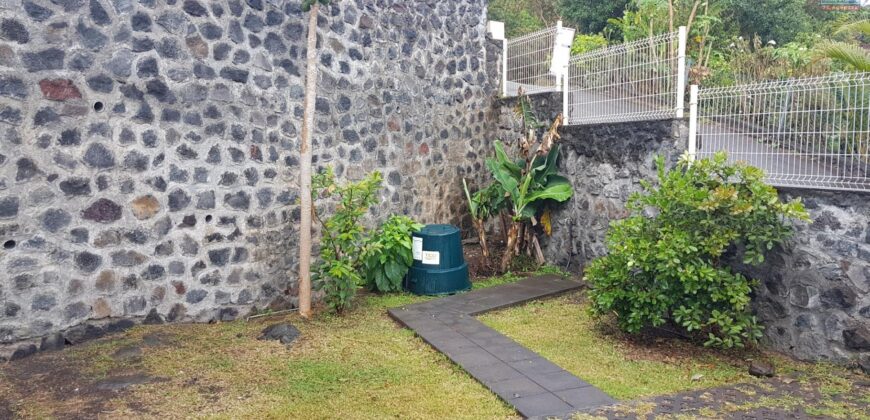 A louer un villa T3 en duplex avec jardin située dans un quartier paisible à Piton Saint Leu