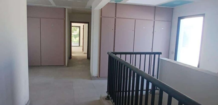 A vendre un appartement F4 neuf de 104.25 situé en plein centre-ville de Saint-Leu