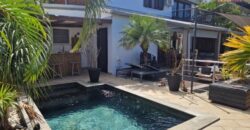 A vendre une villa T4 en duplex avec piscine située dans la station balnéaire de Grand Bois
