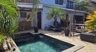 A vendre une villa T4 en duplex avec piscine située dans la station balnéaire de Grand Bois