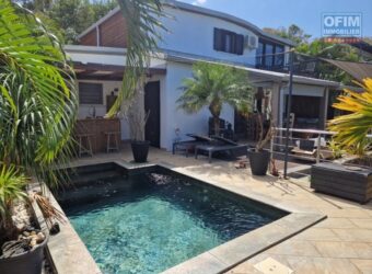 A vendre une villa T4 en duplex avec piscine située dans la station balnéaire de Grand Bois
