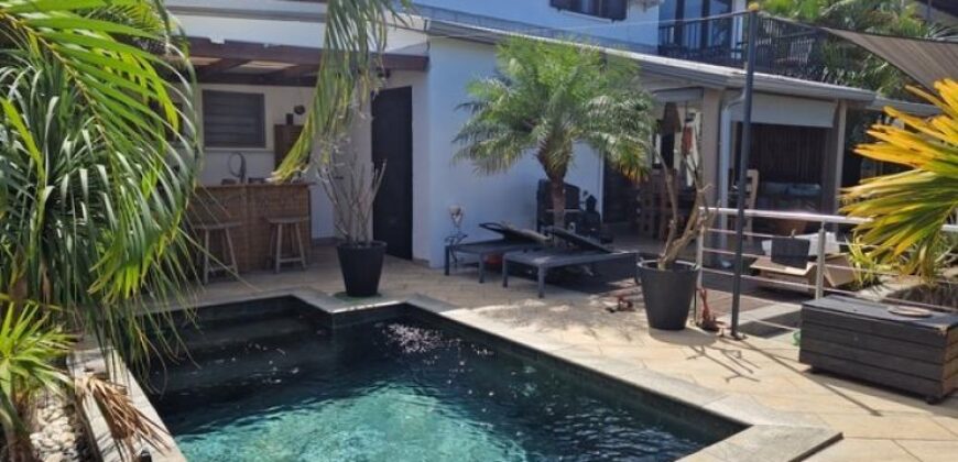 A vendre une villa T4 en duplex avec piscine située dans la station balnéaire de Grand Bois